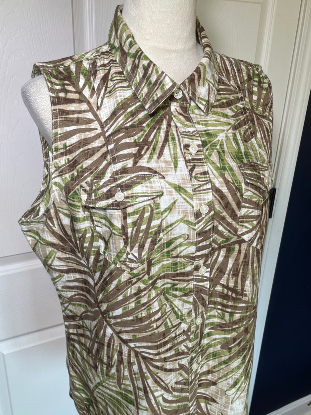 Liz Claiborne Sleeveless Leaf-Print Button Front Top Green‎ & Brown Cotton Linen